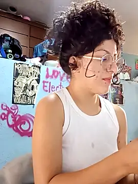 Snapshot of LoveElectra chatting on 10-11-25, 01:20 LoveElectra online show from 10-11-25, 01:20