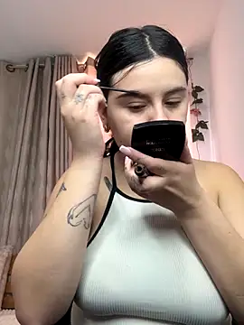 Snapshot of SaraBraun_ chatting on 10-22-25, 06:18 SaraBraun online show from 10-22-25, 06:18