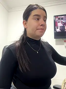 Snapshot of SaraBraun_ chatting on 10-31-25, 02:18 SaraBraun online show from 10-31-25, 02:18