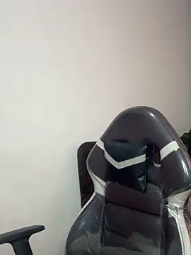 Snapshot of SaraBraun_ chatting on 12-17-25, 04:46 SaraBraun online show from 12-17-25, 04:46