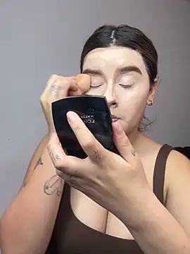 Snapshot of SaraBraun_ chatting on 12-18-25, 06:36 SaraBraun online show from 12-18-25, 06:36