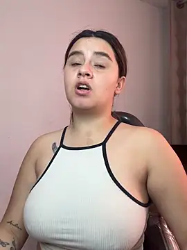 Snapshot of SaraBraun_ chatting on 12-20-25, 04:03 SaraBraun online show from 12-20-25, 04:03