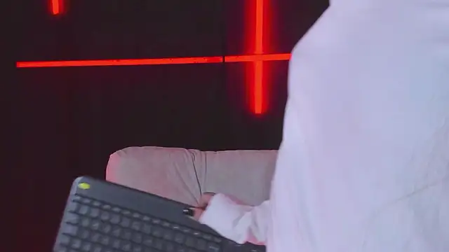 Snapshot of Michell_Wallker chatting on 01-10-26, 02:08 Michell Wallker online show from 01-10-26, 02:08