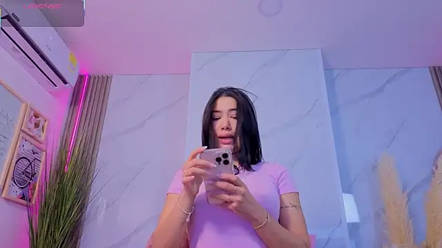 Snapshot of Chlooee__ chatting on 10-17-25, 06:21 Chlooee online show from 10-17-25, 06:21