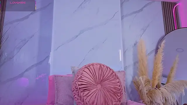 Snapshot of Chlooee__ chatting on 10-27-25, 02:26 Chlooee online show from 10-27-25, 02:26