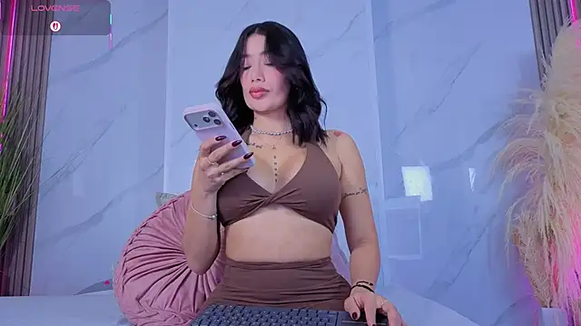 Snapshot of Chlooee__ chatting on 02-21-26, 01:28 Chlooee online show from 02-21-26, 01:28