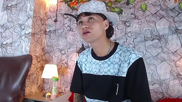 Snapshot of Samuel_Hilton chatting on 12-15-24, 04:29 Samuel Hilton online show from 12-15-24, 04:29