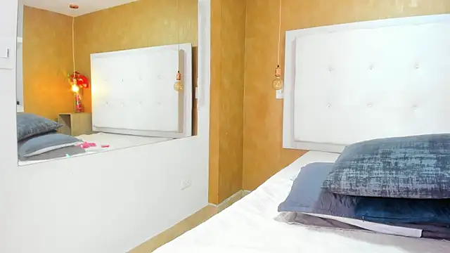 Milaspetite online show from 04-28-26, 08:03