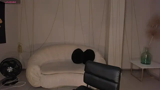 Snapshot of MiaFarrell_ chatting on 02-11-25, 06:44 MiaFarrell online show from 02-11-25, 06:44