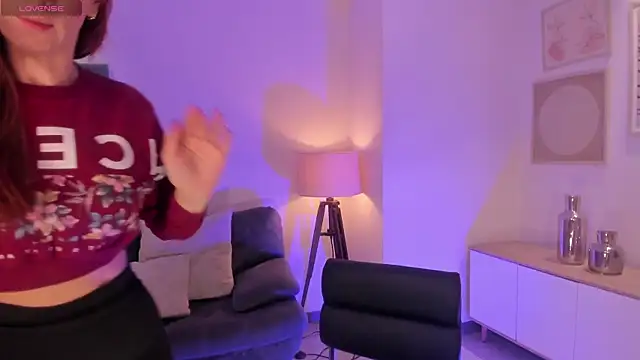 Snapshot of MiaFarrell_ chatting on 10-05-25, 11:19 MiaFarrell online show from 10-05-25, 11:19