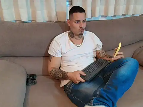 Snapshot of Geishastudios chatting on 11-21-25, 01:43 Geishastudios online show from 11-21-25, 01:43