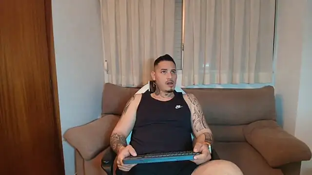 Snapshot of Geishastudios chatting on 04-05-26, 11:18 Geishastudios online show from 04-05-26, 11:18