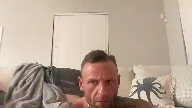 Snapshot of heavyhitta83 chatting on 01-14-25, 05:30 heavyhitta83 online show from 01-14-25, 05:30