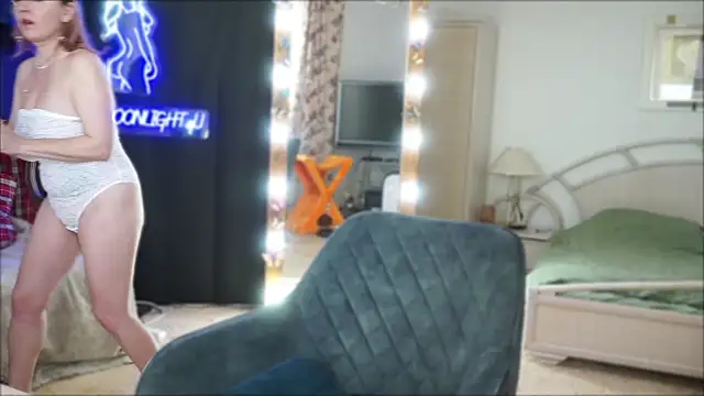 Snapshot of moonlight4u chatting on 03-10-25, 06:05 moonlight4u online show from 03-10-25, 06:05