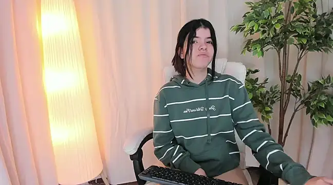 Snapshot of Maddy_bennet chatting on 03-20-25, 07:25 Maddy bennet online show from 03-20-25, 07:25