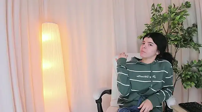 Snapshot of Maddy_bennet chatting on 03-20-25, 10:32 Maddy bennet online show from 03-20-25, 10:32