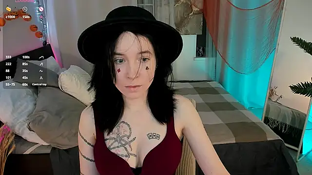 lilithlunna online show from 10-28-25, 02:42