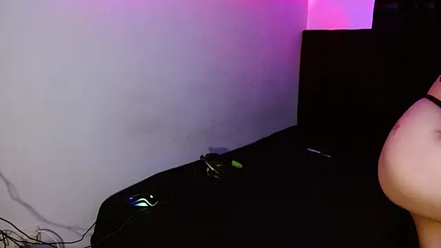 Snapshot of miia-liiam chatting on 12-23-25, 05:27 miia-liiam online show from 12-23-25, 05:27