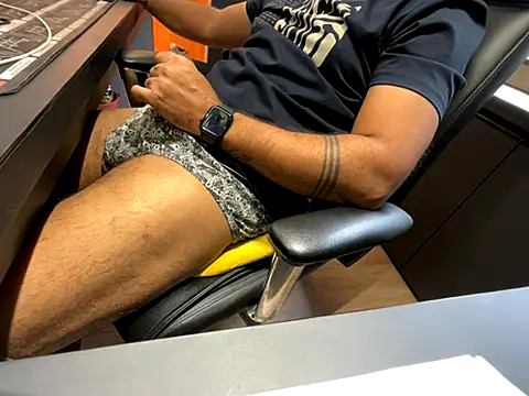 Snapshot of Nil_Talreja chatting on 10-13-25, 10:04 Nil Talreja online show from 10-13-25, 10:04