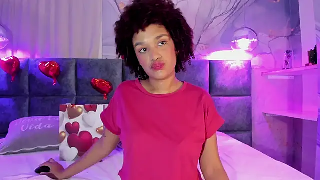 Snapshot of loladupont chatting on 02-07-25, 11:34 loladupont online show from 02-07-25, 11:34