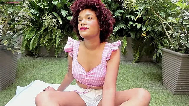 Snapshot of loladupont chatting on 02-08-25, 11:55 loladupont online show from 02-08-25, 11:55
