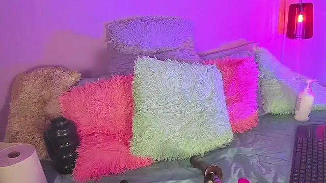 Snapshot of Little_lili19 chatting on 02-20-26, 09:37 Little lili19 online show from 02-20-26, 09:37