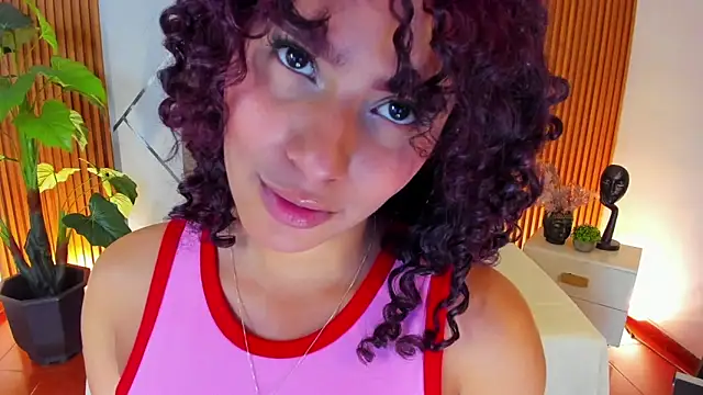 Snapshot of charlottee_white chatting on 12-18-25, 08:37 charlottee white online show from 12-18-25, 08:37