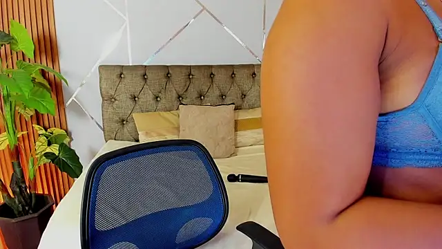 Snapshot of charlottee_white chatting on 01-15-26, 09:18 charlottee white online show from 01-15-26, 09:18