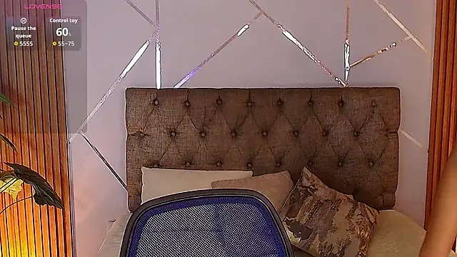 Snapshot of charlottee_white chatting on 03-12-26, 08:37 charlottee white online show from 03-12-26, 08:37