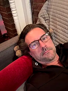 Johnny Bottoms online show from 12-17-25, 04:35