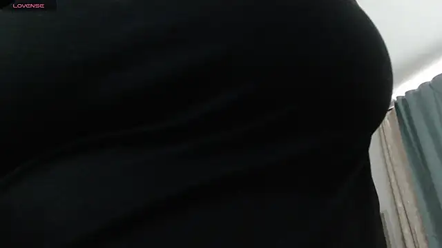 Snapshot of MommyHelpsmee chatting on 10-15-25, 07:14 MommyHelpsmee online show from 10-15-25, 07:14