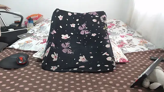 Snapshot of Girlhornyx chatting on 12-15-25, 07:29 Girlhornyx online show from 12-15-25, 07:29