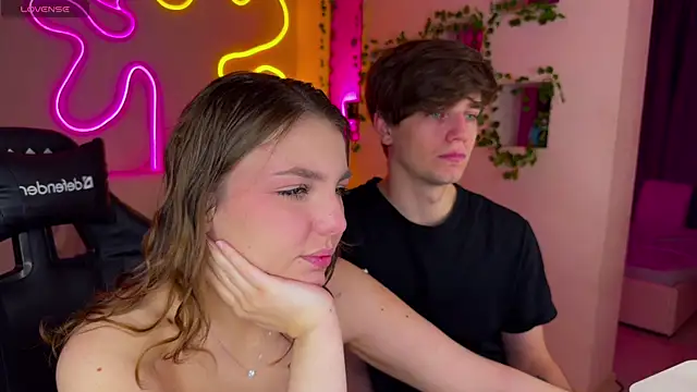 Snapshot of RobertAndLinela chatting on 03-18-25, 05:53 RobertAndLinela online show from 03-18-25, 05:53