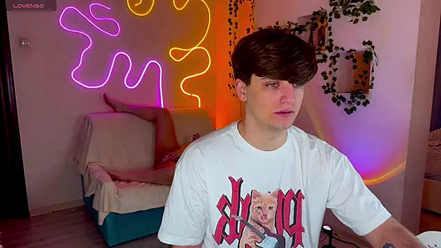 Snapshot of RobertAndLinela chatting on 09-18-25, 07:27 RobertAndLinela online show from 09-18-25, 07:27