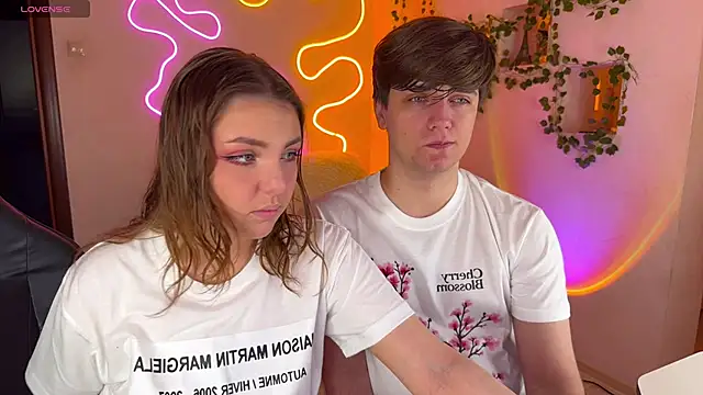 Snapshot of RobertAndLinela chatting on 10-10-25, 02:21 RobertAndLinela online show from 10-10-25, 02:21