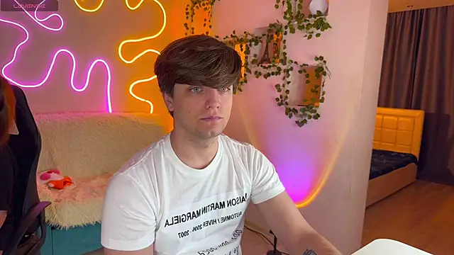 Snapshot of RobertAndLinela chatting on 10-21-25, 01:34 RobertAndLinela online show from 10-21-25, 01:34