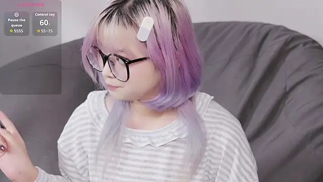 Yu UwU  online show from 10-05-25, 01:53