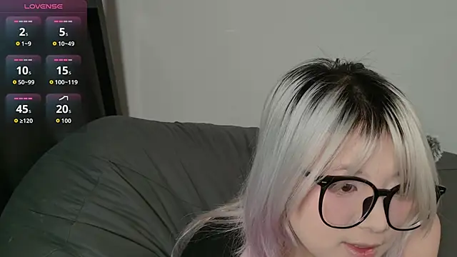 Yu UwU  online show from 02-15-26, 02:14