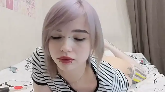 Snapshot of emodreamgirl chatting on 04-16-26, 10:23 emodreamgirl online show from 04-16-26, 10:23