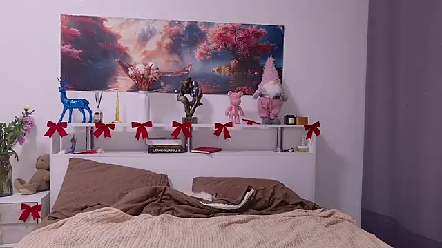 Nellie Medina online show from 12-14-25, 04:34