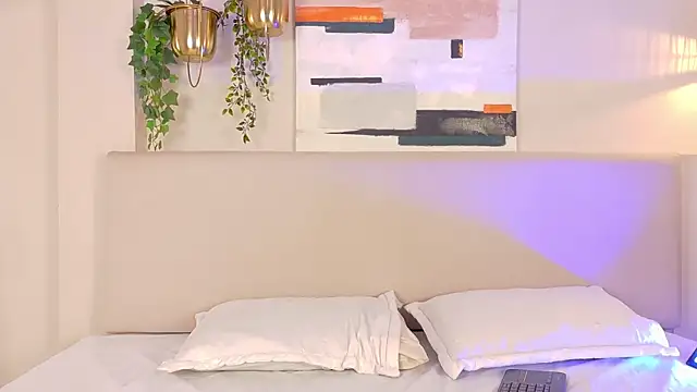 Snapshot of NaomiKlarc chatting on 11-12-25, 04:24 NaomiKlarc online show from 11-12-25, 04:24