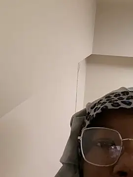 Snapshot of DamnBubbles chatting on 01-15-25, 04:43 DamnBubbles online show from 01-15-25, 04:43