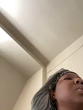 Snapshot of DamnBubbles chatting on 01-17-25, 08:22 DamnBubbles online show from 01-17-25, 08:22