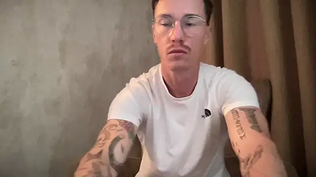 Snapshot of long_1313 chatting on 10-19-25, 11:11 long 1313 online show from 10-19-25, 11:11