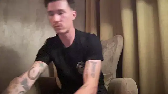 Snapshot of long_1313 chatting on 10-20-25, 04:51 long 1313 online show from 10-20-25, 04:51