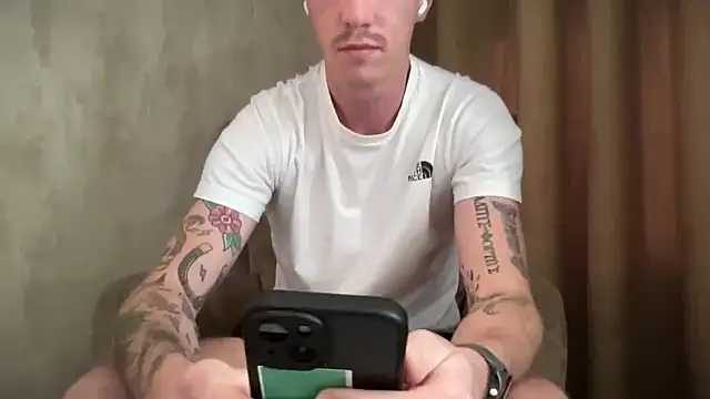 Snapshot of long_1313 chatting on 10-26-25, 12:11 long 1313 online show from 10-26-25, 12:11