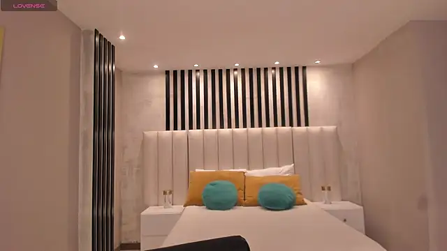 NiaSalvatore online show from 12-01-25, 06:46