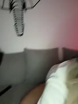 Snapshot of Mia-Fuchs chatting on 02-27-25, 04:52 Mia-Fuchs online show from 02-27-25, 04:52