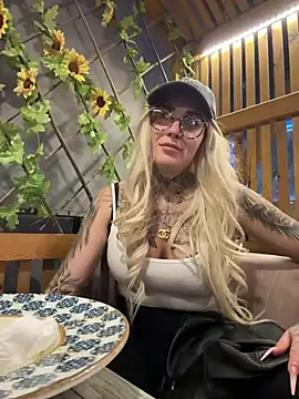 Snapshot of Mia-Fuchs chatting on 03-16-25, 06:55 Mia-Fuchs online show from 03-16-25, 06:55