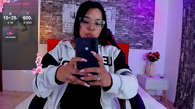 Snapshot of Emily_sc chatting on 01-20-25, 04:34 Emily sc online show from 01-20-25, 04:34